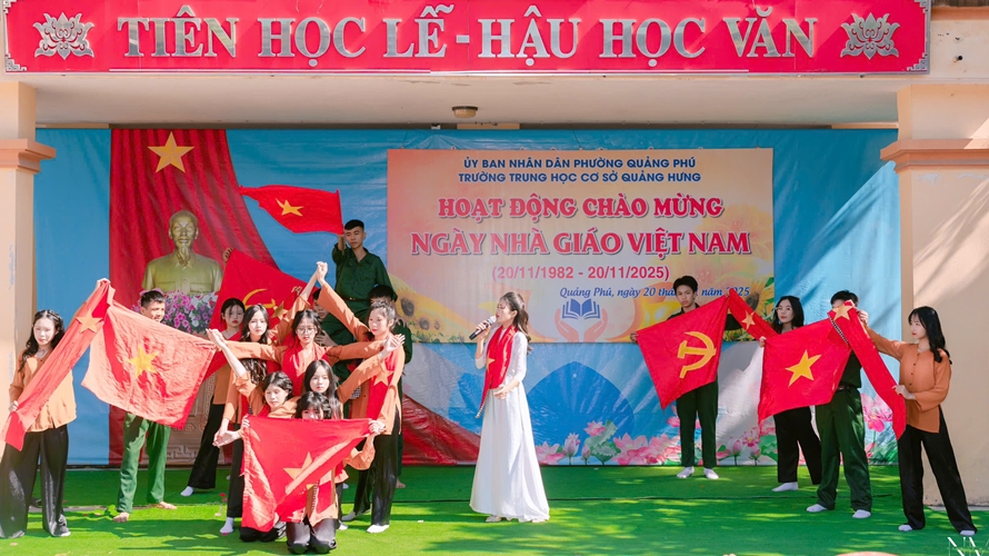 Mashup “Đường lên phía trước” & “Nỗi đau giữa hòa bình” của lớp 9A trường THCS Quảng Hưng (phường Quảng Phú, tỉnh Thanh Hóa) – Màn trình diễn bùng nổ cảm xúc, giành Giải Đặc Biệt trong chương trình chào mừng Ngày Nhà giáo Việt Nam