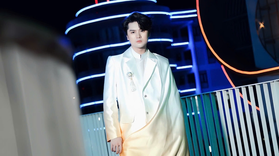 Đẳng cấp siêu mẫu: Đình Quyền thần thái ngút ngàn trên sàn diễn, được hàng trăm bạn nhỏ vây quanh trong sự kiện tại Hà Nội