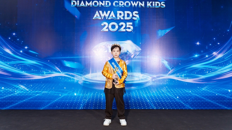 Tài năng nhí Đỗ Anh Khoa tỏa sáng phong thái bản lĩnh tại Diamond Crown Kids Awards 2025