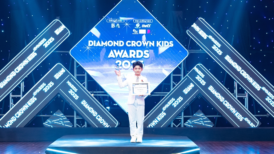 MC nhí Phạm Nhật Tân khẳng định bản lĩnh trên sân khấu Diamond Crown Kids Awards 2025